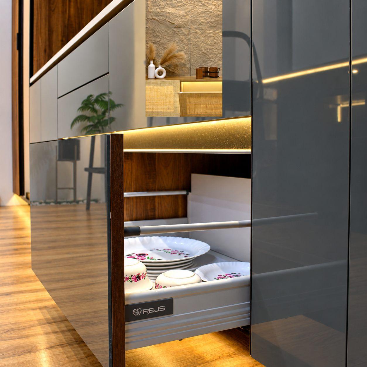 Pull-out kitchen drawer with a plate organiser and metal drawer system, in a grey high-gloss unit